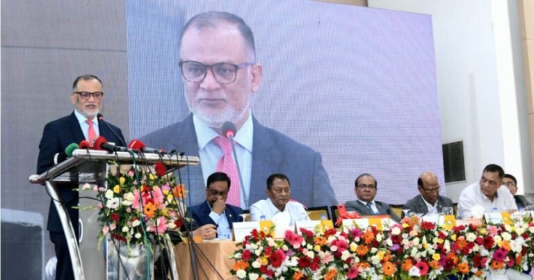 সরকার ভোজ্যতেলের দাম বাড়ায়নি : বাণিজ্য উপদেষ্টা