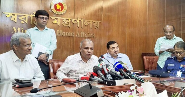 ‘অসুরের মুখে দাড়ি’ চক্রান্তের পেছনে ফ্যাসিস্ট দোসরদের মদদ রয়েছে: স্বরাষ্ট্র উপদেষ্টা