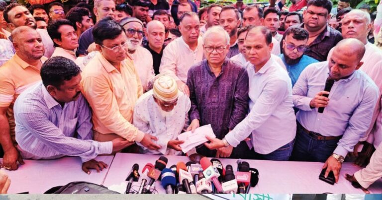 জীবন যুদ্ধের লড়াকু সৈনিক গফুর মল্লিক, পাশে দাঁড়িয়েছেন তারেক রহমান