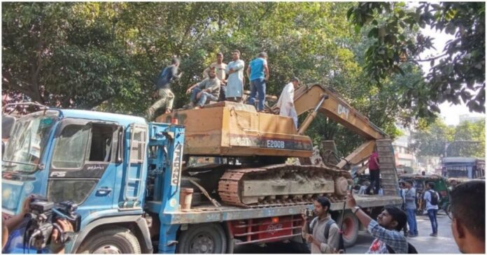 ধানমন্ডি ৩২ প্রাঙ্গণে বুলডোজার, জনতার ভিড়
