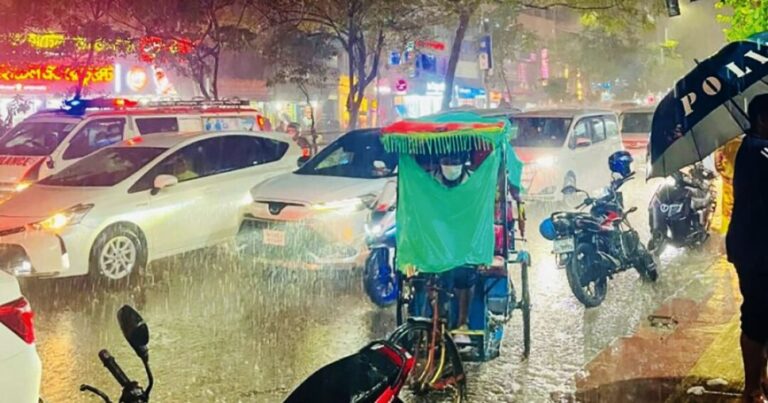 ভারী বৃষ্টিতে রাজধানীজুড়ে যানজট, জলাবদ্ধতায় চরম ভোগান্তি
