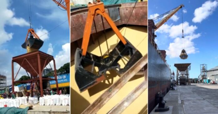 মোংলা বন্দরে যুক্তরাষ্ট্র থেকে আমদানি করা গম খালাস শুরু মোংলা বন্দরে যুক্তরাষ্ট্র থেকে আমদানি করা গম খালাস শুরু