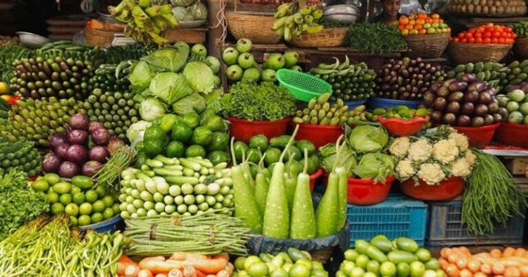 সবজিতে ভরপুর বাজার তবু কমছে না দাম