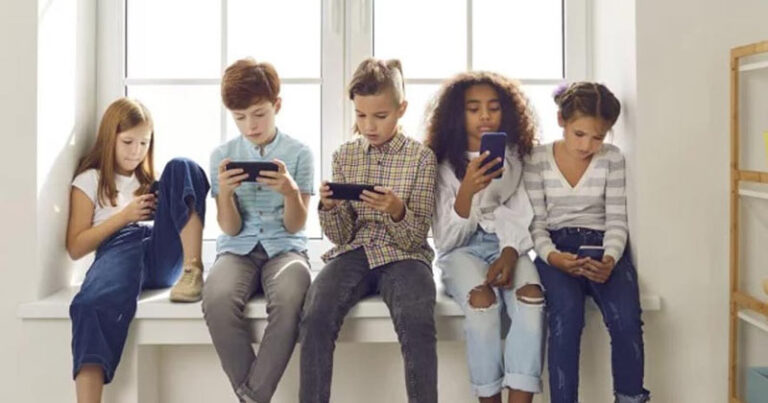 ১৬ বছরের কমবয়সীদের জন্য সোশ্যাল মিডিয়া বন্ধের পরিকল্পনা!