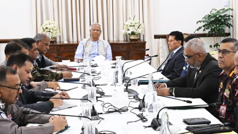 আইনশৃঙ্খলা পরিস্থিতি পর্যালোচনায় প্রধান উপদেষ্টার নেতৃত্বে বৈঠক