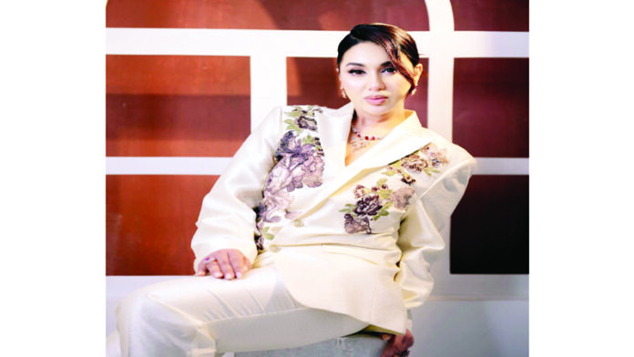 ওয়েস্টার্ন লুকে অপুর চমক