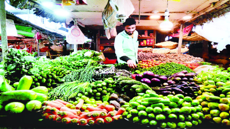 ভোজ্যতেল ও পেঁয়াজের দাম বাড়তি, কমেছে ডিম-সবজির