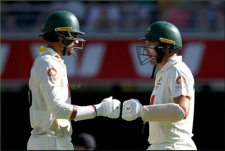 ‘ব্যাটসম্যান’ স্টার্কে ভোগান্তি ইংল্যান্ডের