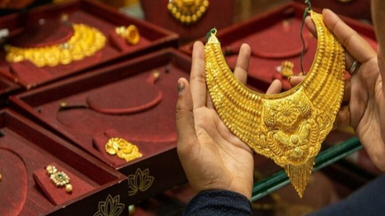 আজ ২ ভরি সোনার হার কিনতে গুনতে হবে কত টাকা ?