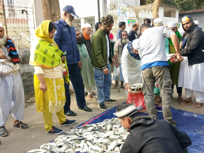 মাছের বাজারে হানা জব্দ জাটকা গেল এতিমখানা ও বৃদ্ধাশ্রমে