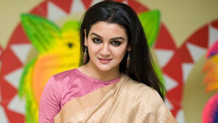 মোবাইল ফোন নিয়ে গুরুত্বপূর্ণ বার্তা দিলেন জয়া!