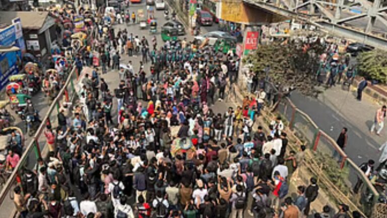 রাজধানীর তিন স্থানে শিক্ষার্থীদের অবরোধ
