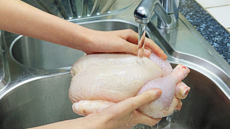 রান্নার আগে মুরগি ধোয়া কি আসলেই নিরাপদ? যা বলছেন বিশেষজ্ঞরা