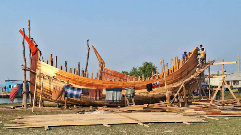 সমুদ্রগামী ট্রলার নির্মাণে ঘাম ঝরাচ্ছেন রাঙ্গাবালীর কারিগররা