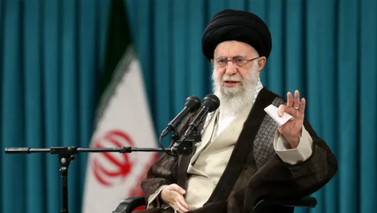 খামেনির ‘মাস্টারপ্ল্যান’: শীর্ষ নেতৃত্বের মৃত্যু হলেও অচল হবে না ইরান