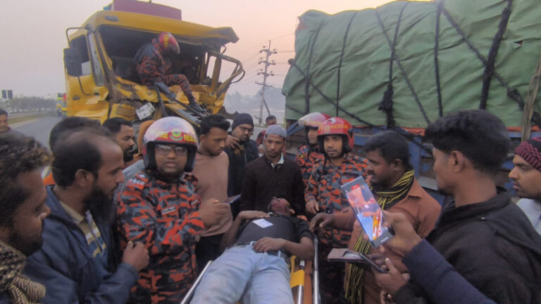 ঢাকা-মাওয়া এক্সপ্রেসওয়েতে ট্রাকের পেছনে ট্রাকের ধাক্কা, নিহত ১