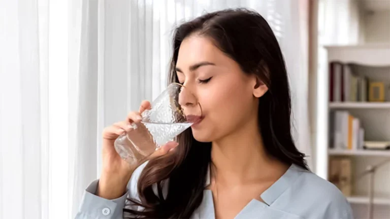 দাঁড়িয়ে পানি খাচ্ছেন? যেসব সমস্যা হতে পারে