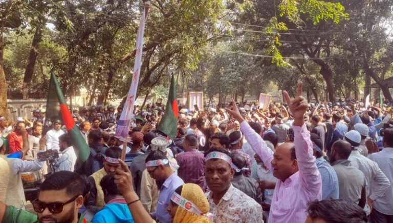 পে স্কেল বাস্তবায়নের দাবিতে যমুনা ঘেরাও, টিয়ারগ্যাস সাউন্ড গ্রেনেড নিক্ষেপ