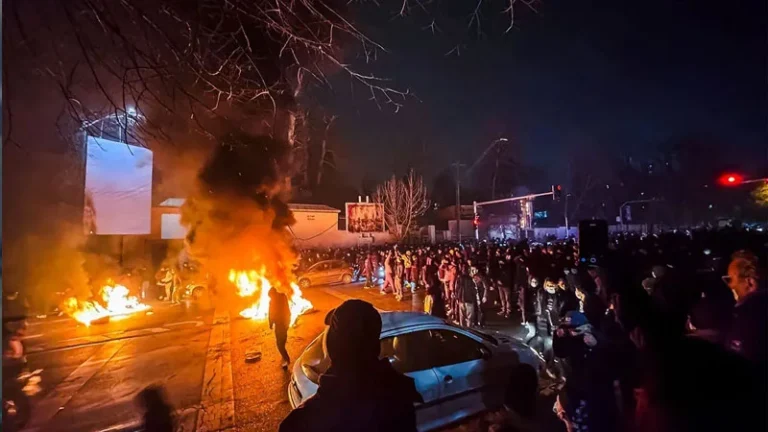 ইরানে সরকারবিরোধী ৩ বিক্ষোভকারীর মৃত্যুদণ্ড কার্যকর