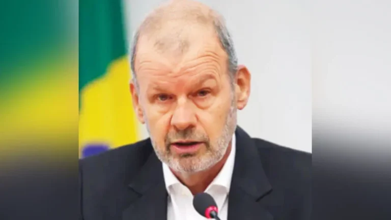 এক দশকে কর্মক্ষম অর্ধেক তরুণ কাজ পাননি