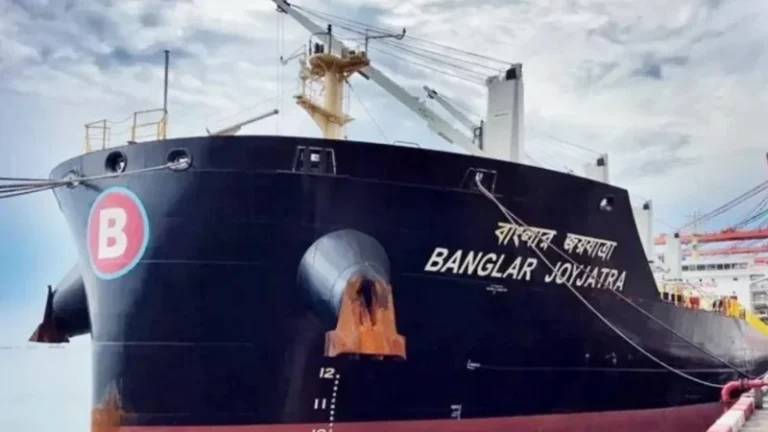 এবার যুদ্ধের মধ্যে আটকা পড়লো বাংলাদেশের জাহাজ!