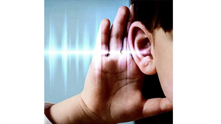 কানে কম শুনছেন? এই ১০ লক্ষণ দেখলেই সতর্ক হোন