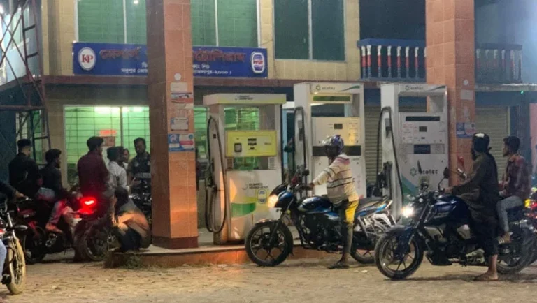 জামালপুরে রাত ৯টার পর হঠাৎ একযোগে বন্ধ পেট্রোল পাম্প