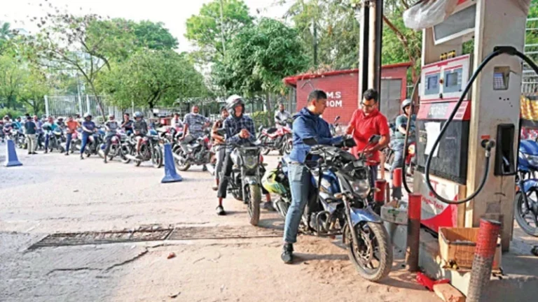 জ্বালানি ঘাটতি ও নিরাপত্তাহীনতায় পাম্প বন্ধের শঙ্কা পাম্প মালিকদের