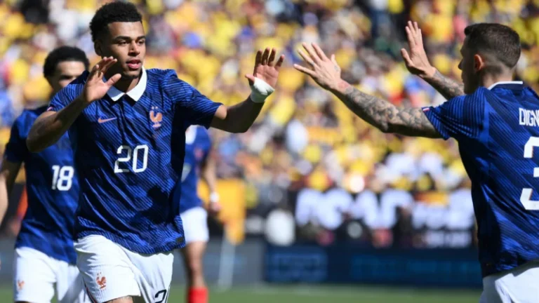 পুরো একাদশ বদলেও কলম্বিয়াকে উড়িয়ে দিল ফ্রান্স