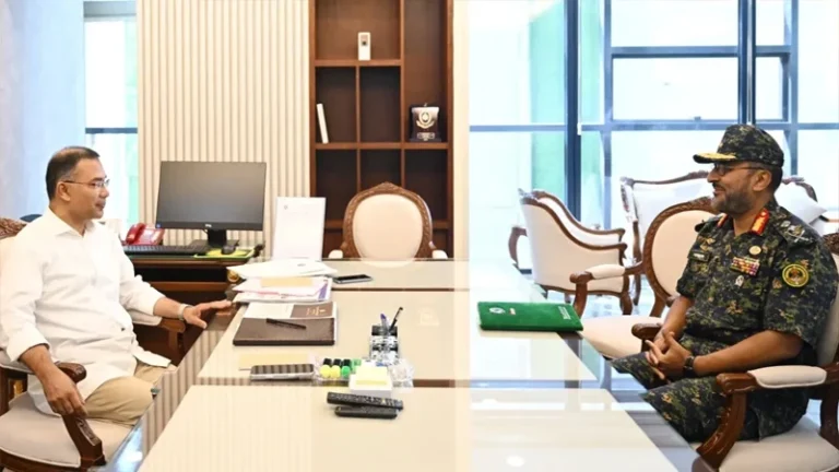 প্রধানমন্ত্রীর সঙ্গে আনসার ও ভিডিপি মহাপরিচালকের সাক্ষাৎ