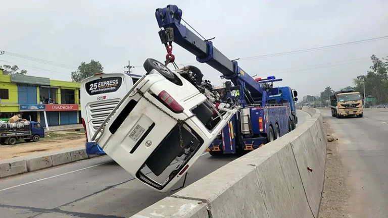 বগুড়ায় মাইক্রোবাস উল্টে নিহত ৩, কয়েকজন আশঙ্কাজনক