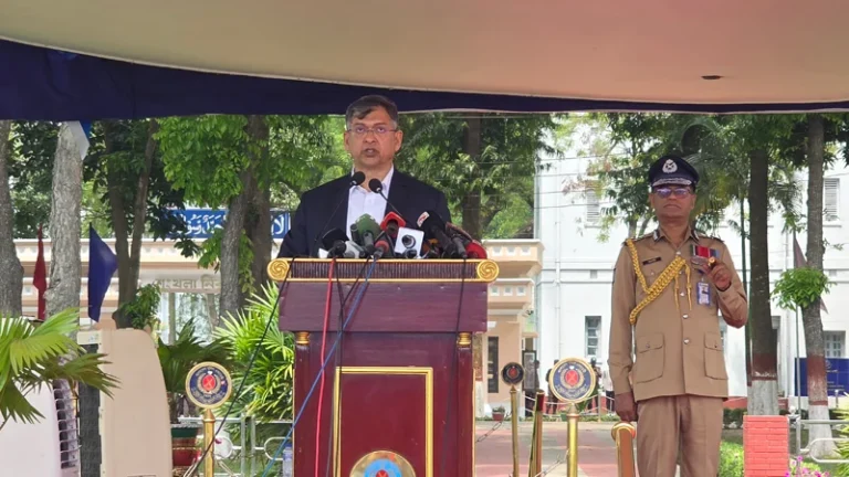 বর্তমান পোশাকে পুলিশ বাহিনী সন্তুষ্ট না: স্বরাষ্ট্রমন্ত্রী