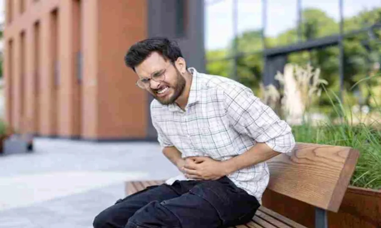 বাইরের খাবার খেয়ে পেট ব্যথা-বমি হলে যা করবেন