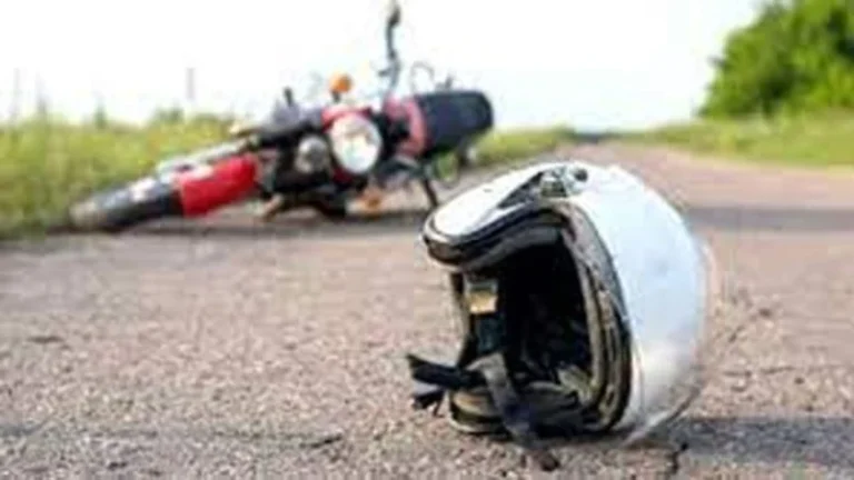 মাথার উপর গাছের ডাল ভেঙ্গে দুই মোটর সাইকেল আরোহী নিহত