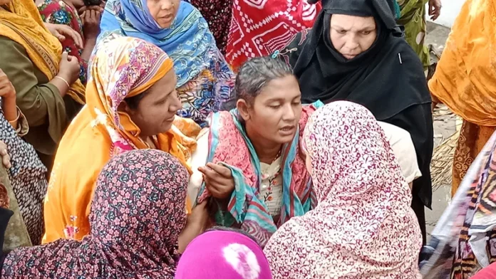 মেয়েকে নিয়ে সাঁতরে পল্টুনের কাছে আসেন শাকিলা, আনতে পারেননি ছেলেকে