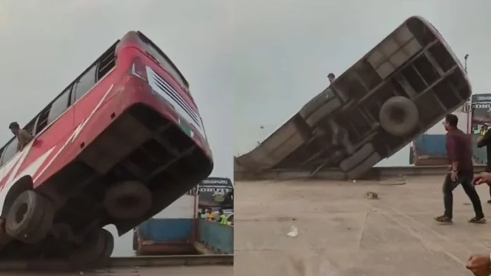 যাত্রীবাহী বাস নিয়ন্ত্রণ হারিয়ে পদ্মায়, নিখোঁজ ৪৫