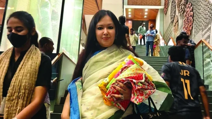 শপিং ব্যাগ না পেয়ে কাপড় হাতে হাঁটছেন এমপি রুমিন ফারহানা