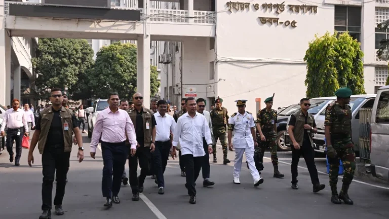 সচিবালয়ে বিভিন্ন মন্ত্রণালয় আকস্মিক পরিদর্শন প্রধানমন্ত্রীর