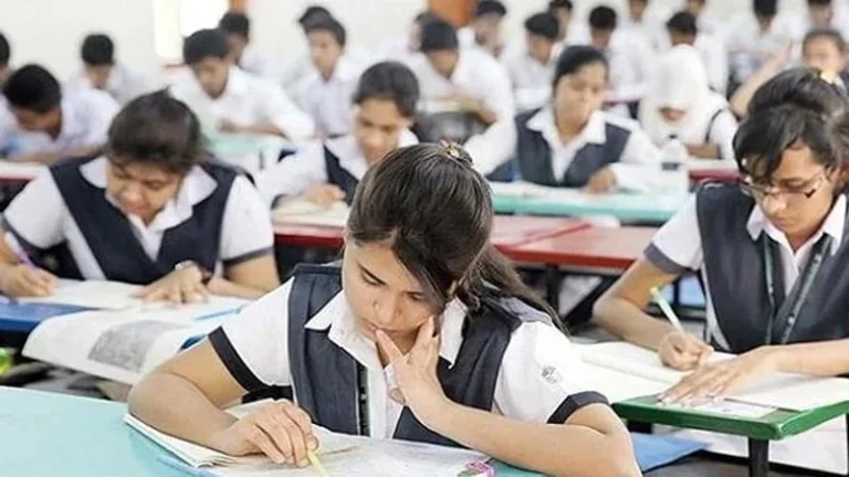 এসএসসি পরীক্ষায় বসছে সাড়ে ১৮ লাখ শিক্ষার্থী প্রথমবারের মতো কেন্দ্রে স্থাপন করা হয়েছে সিসিটিভি ক্যামেরা
