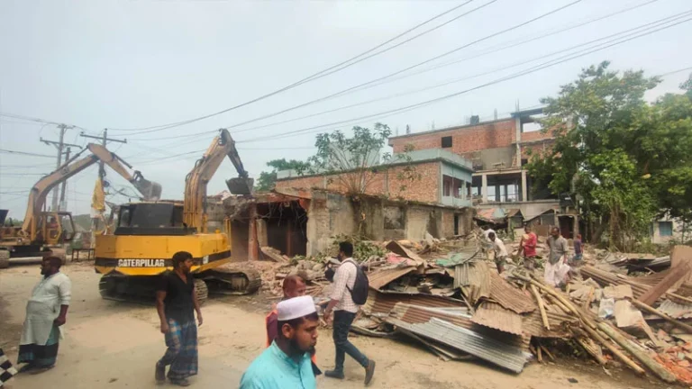 ক্ষতিপূরণ নিয়েও ভূমি না ছাড়ায় গুঁড়িয়ে দেওয়া হলো অর্ধশত স্থাপনা
