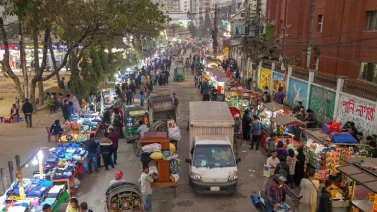 চট্টগ্রামের ফুটপাত সকালে উচ্ছেদ হলে বিকেলেই দখল