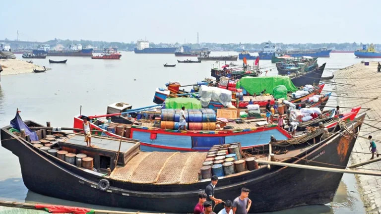 জ্বালানি সংকট পালা করে চলছে পণ্য ও যাত্রীবাহী নৌযান