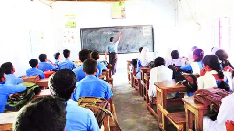 বিতর্কের মধ্যে শুরু হচ্ছে অনলাইন ও অফলাইন ক্লাস