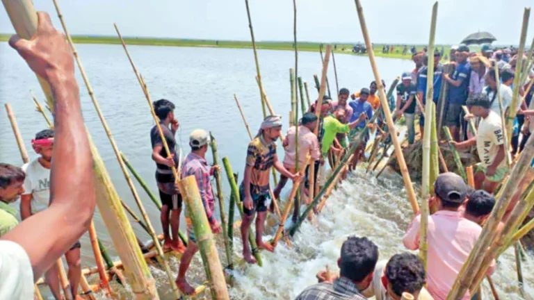 সুনামগঞ্জের দেখার হাওর হাজারো কৃষকের চেষ্টায় বাঁধ রক্ষা