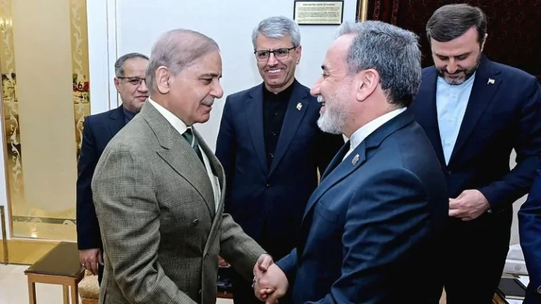 এক্সপ্লেইনার ট্রাম্পের অনুষ্ঠানে বন্দুকধারী কীভাবে ঢুকেছিলেন, বলরুমে কী ঘটেছিল