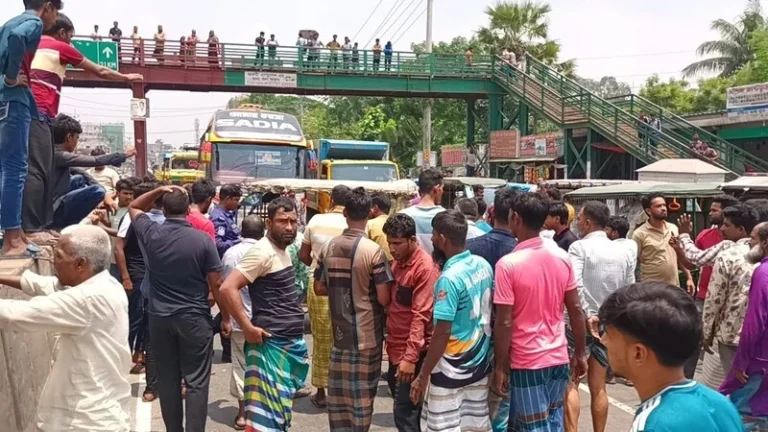 ঢাকা-টাঙ্গাইল মহাসড়কে অটোরিকশাচালকদের অবরোধ