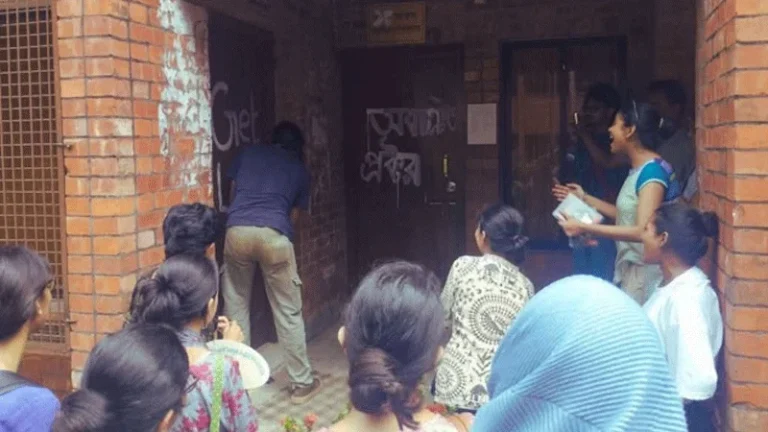 ধর্ষণচেষ্টার বিচার দাবি জাবির প্রক্টরকে ‘অবাঞ্ছিত’ ঘোষণা, কার্যালয়ে তালা
