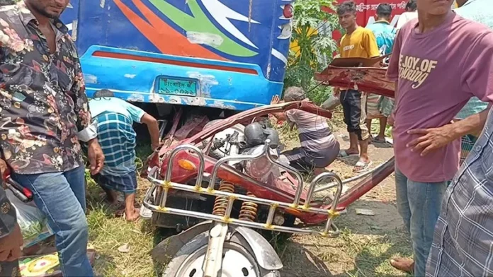 নেত্রকোণায় বাসচাপায় মা ও দুই মেয়ে নিহত