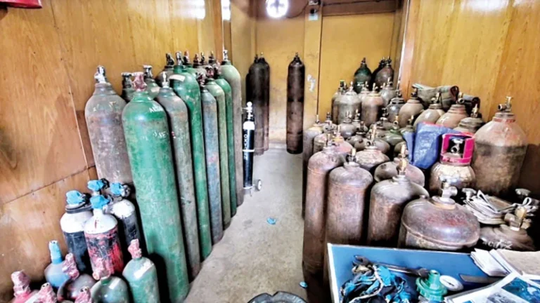 বগুড়া জনবসতিতে ২২ প্রতিষ্ঠানের অক্সিজেন সিলিন্ডার ব্যবসা বিস্ফোরক পরিদপ্তরের লাইসেন্স আছে মাত্র পাঁচটির