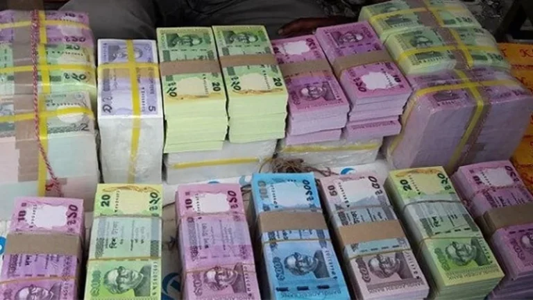 ব্যাংকে নগদ টাকার সংকট